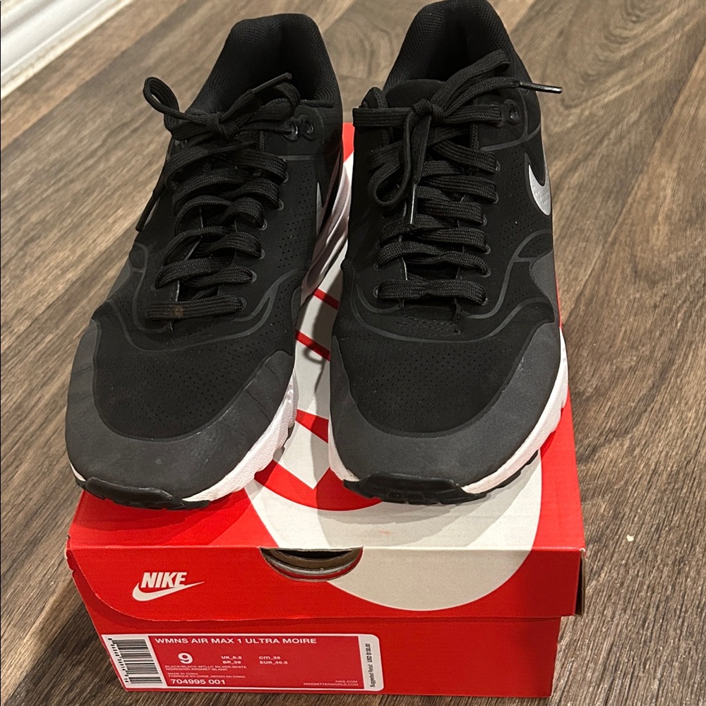 Women’s Nike Air Max 1 Ultra Moire, Size 9